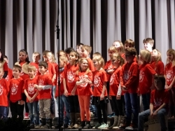 Die 60 Grundschüler eroberten mit ihren fröhlichen Liedern die Herzen des Publikums.
